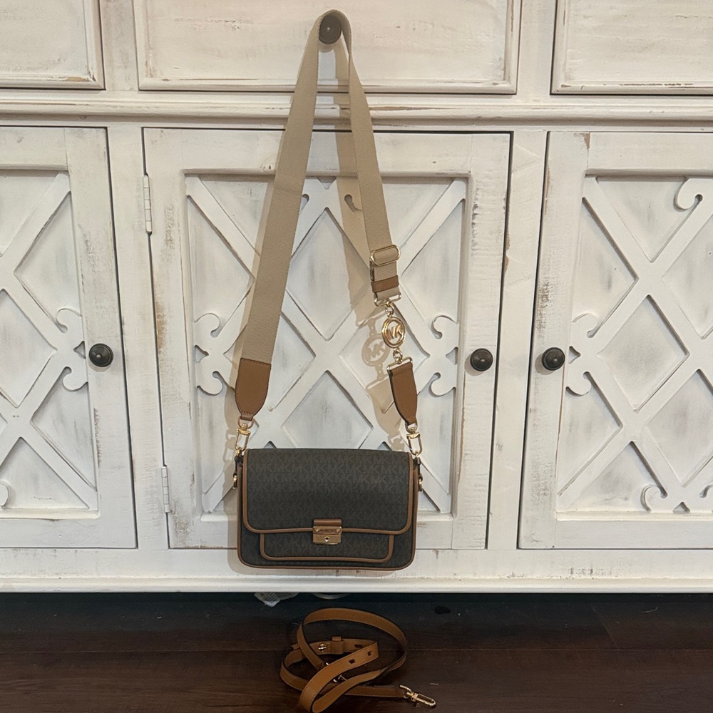 Michael Kors Bradshaw Brown Crossbody Bag - Picture 3 of 10